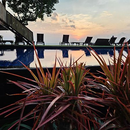 Готель Sunsethouse Lombok Mangsit Екстер'єр фото