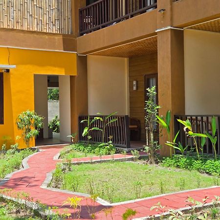 Готель Sunsethouse Lombok Mangsit Екстер'єр фото