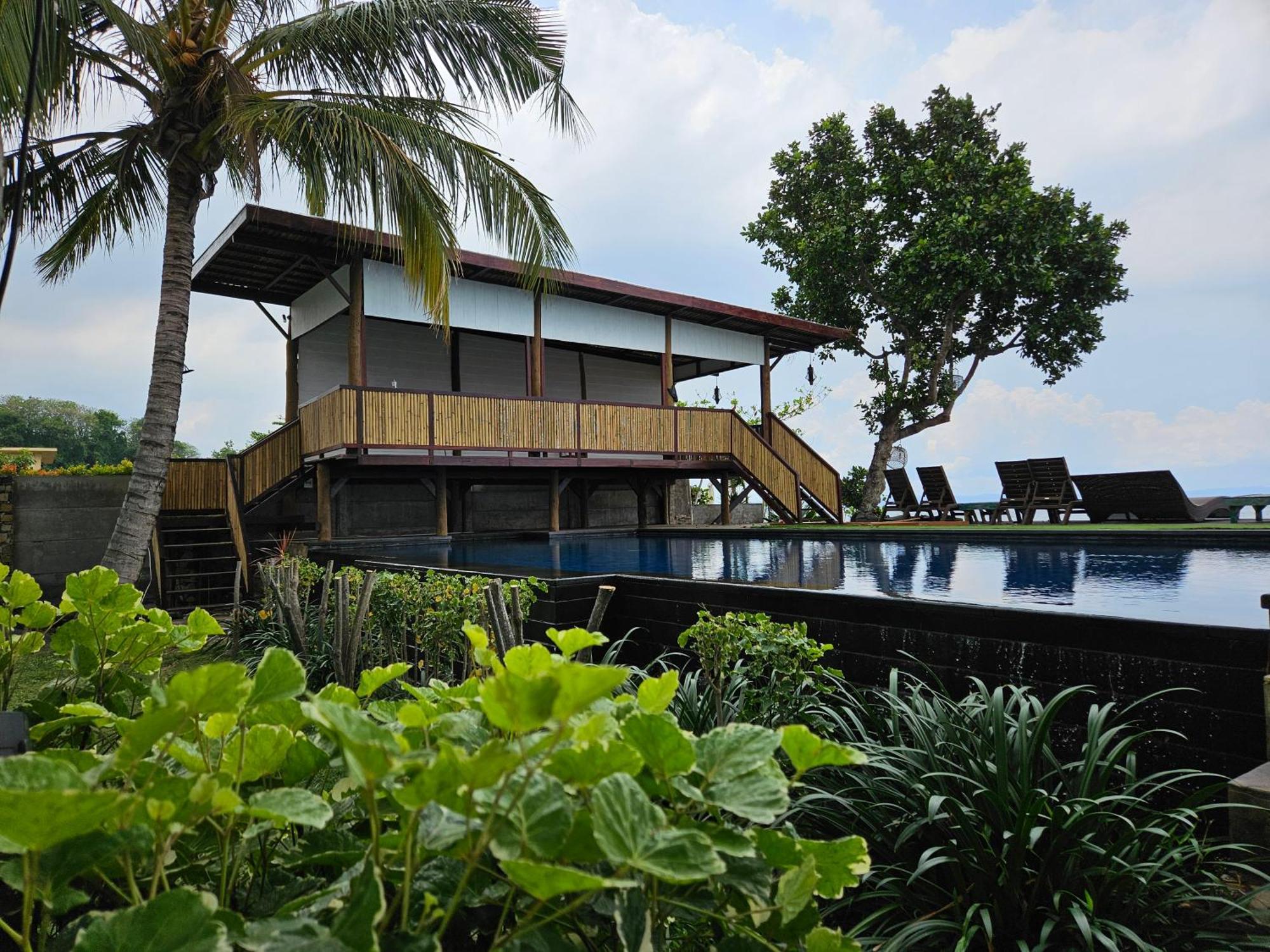 Готель Sunsethouse Lombok Mangsit Екстер'єр фото