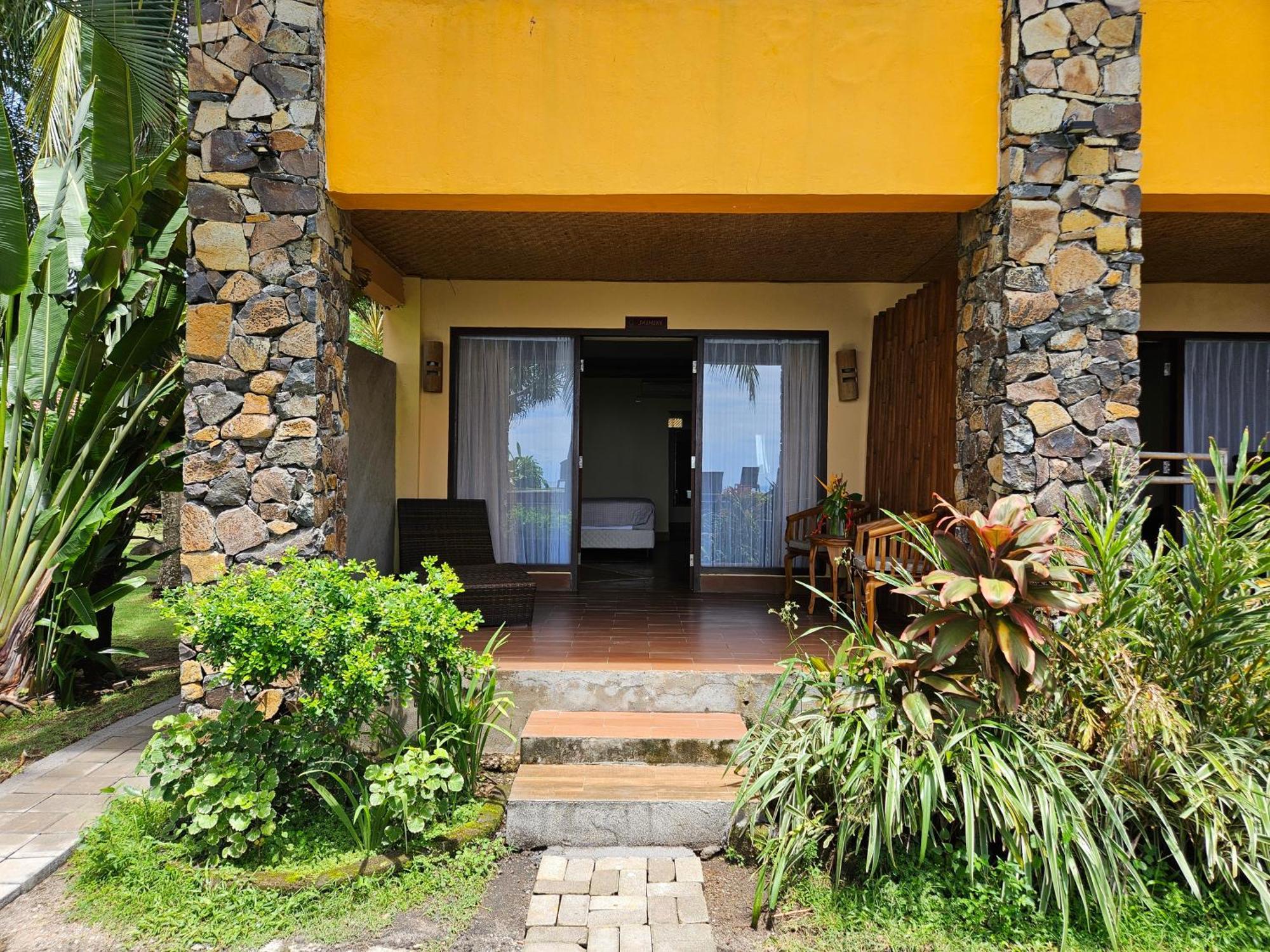 Готель Sunsethouse Lombok Mangsit Екстер'єр фото