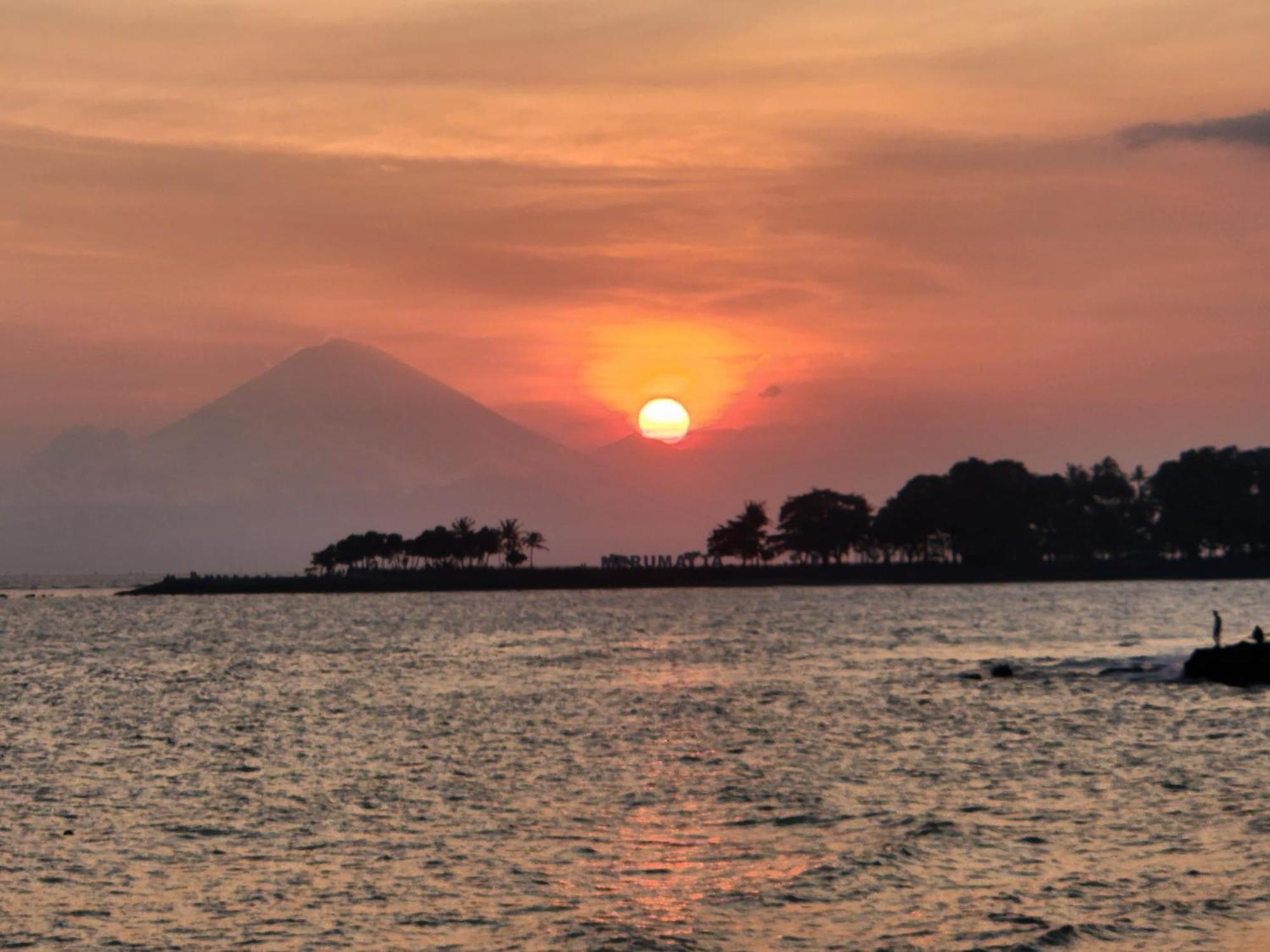 Готель Sunsethouse Lombok Mangsit Екстер'єр фото