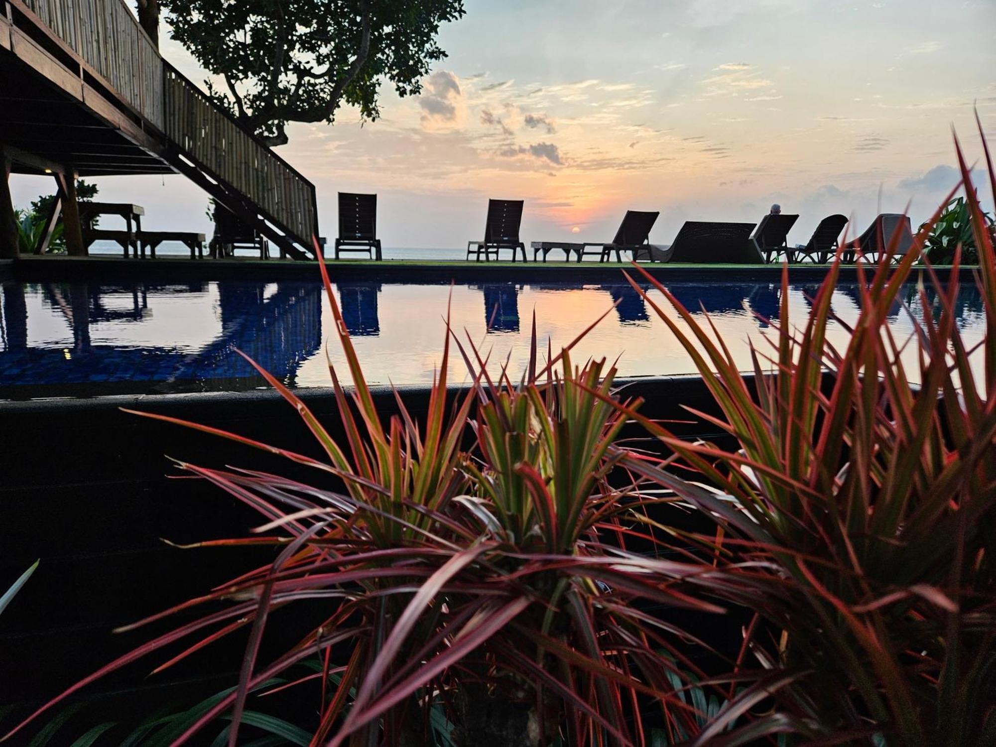 Готель Sunsethouse Lombok Mangsit Екстер'єр фото
