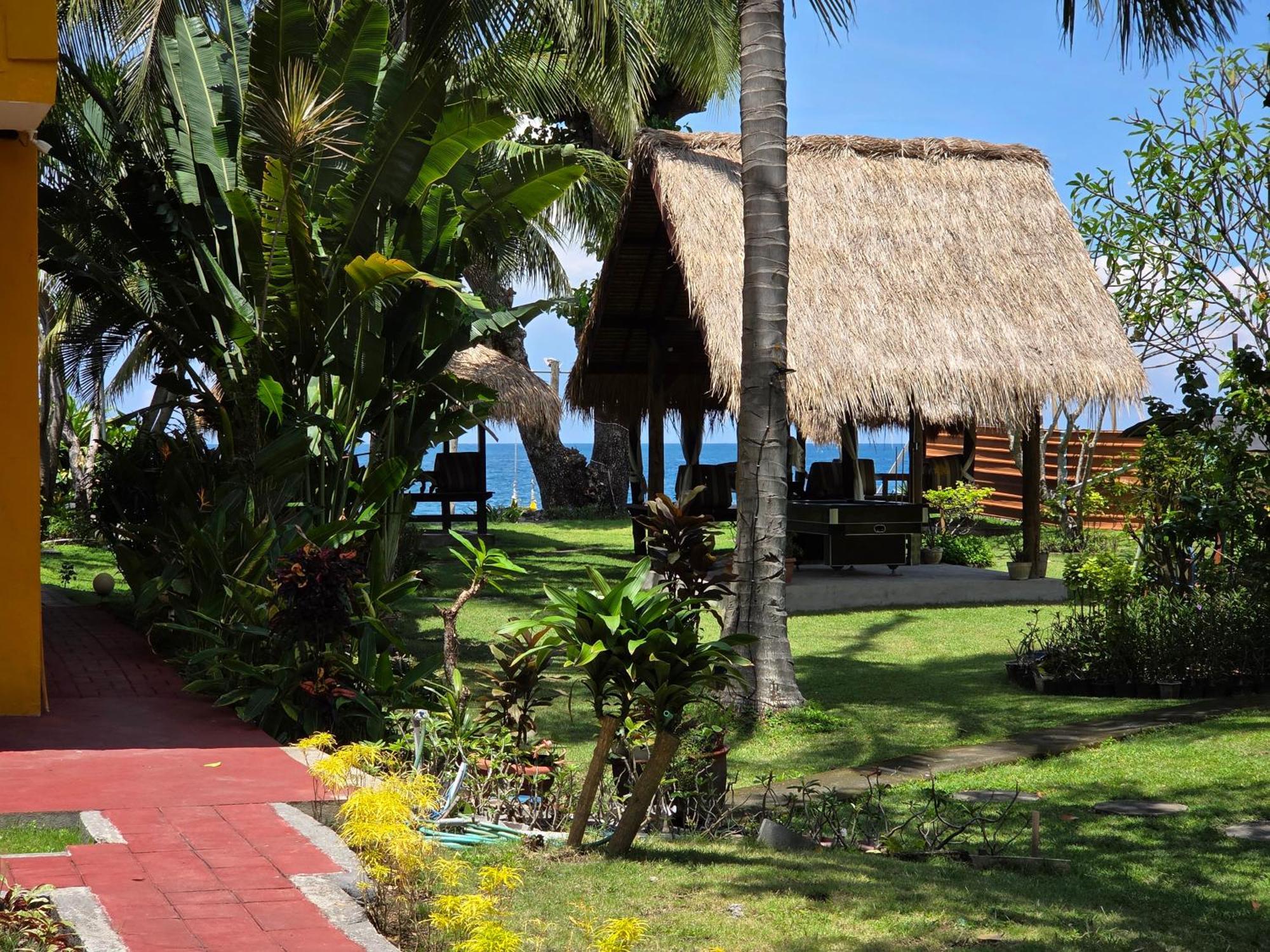 Готель Sunsethouse Lombok Mangsit Екстер'єр фото