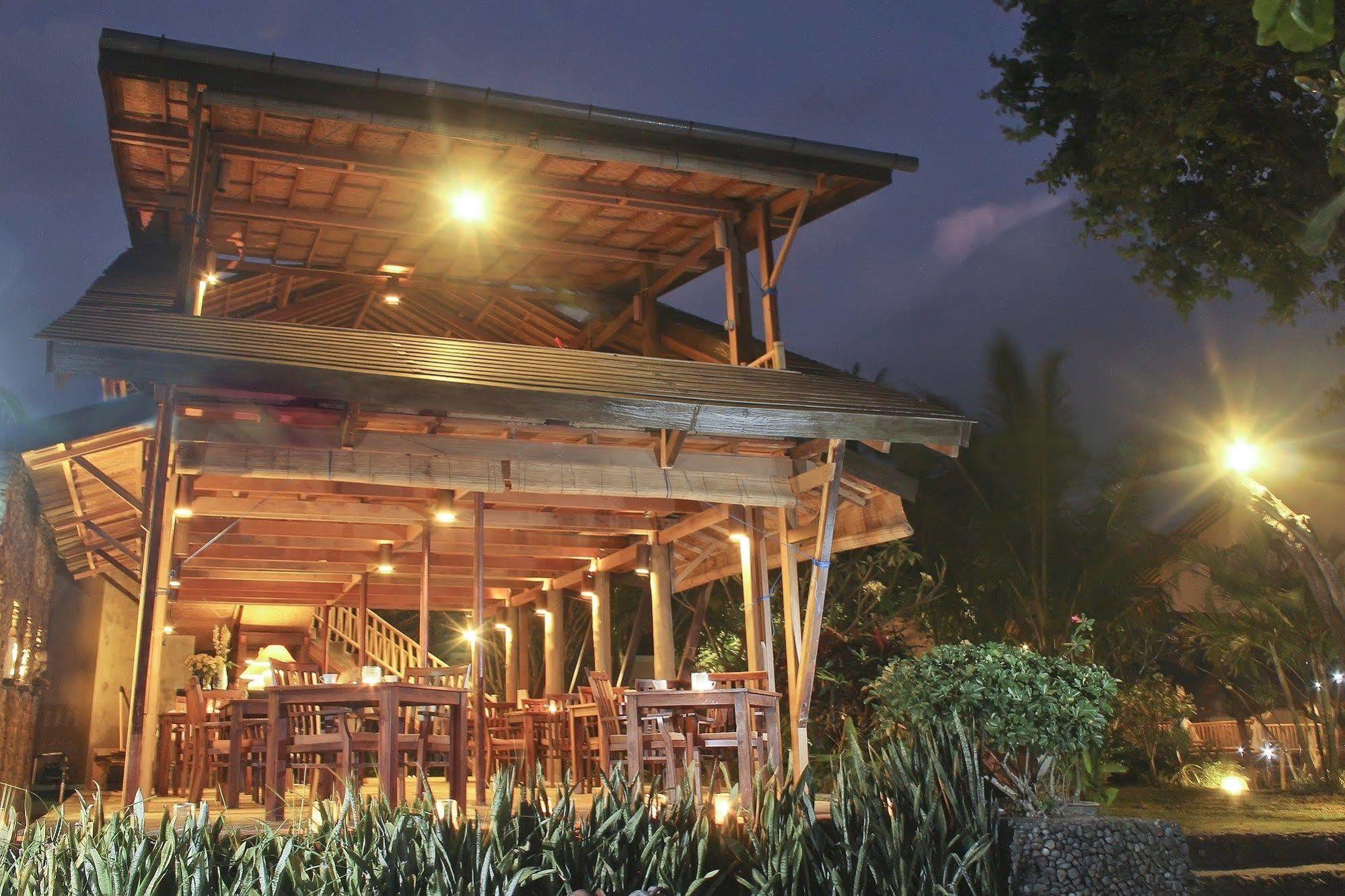 Готель Sunsethouse Lombok Mangsit Екстер'єр фото