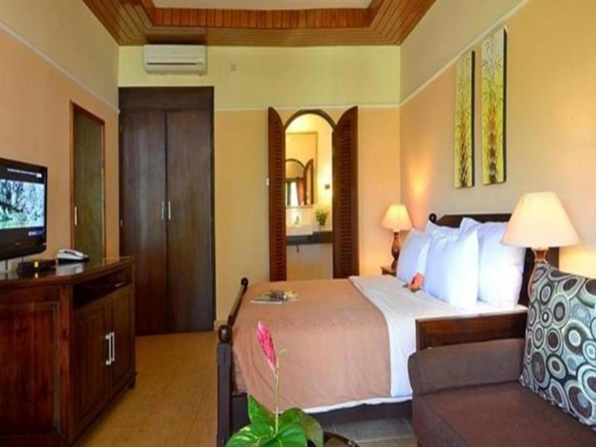 Готель Sunsethouse Lombok Mangsit Екстер'єр фото