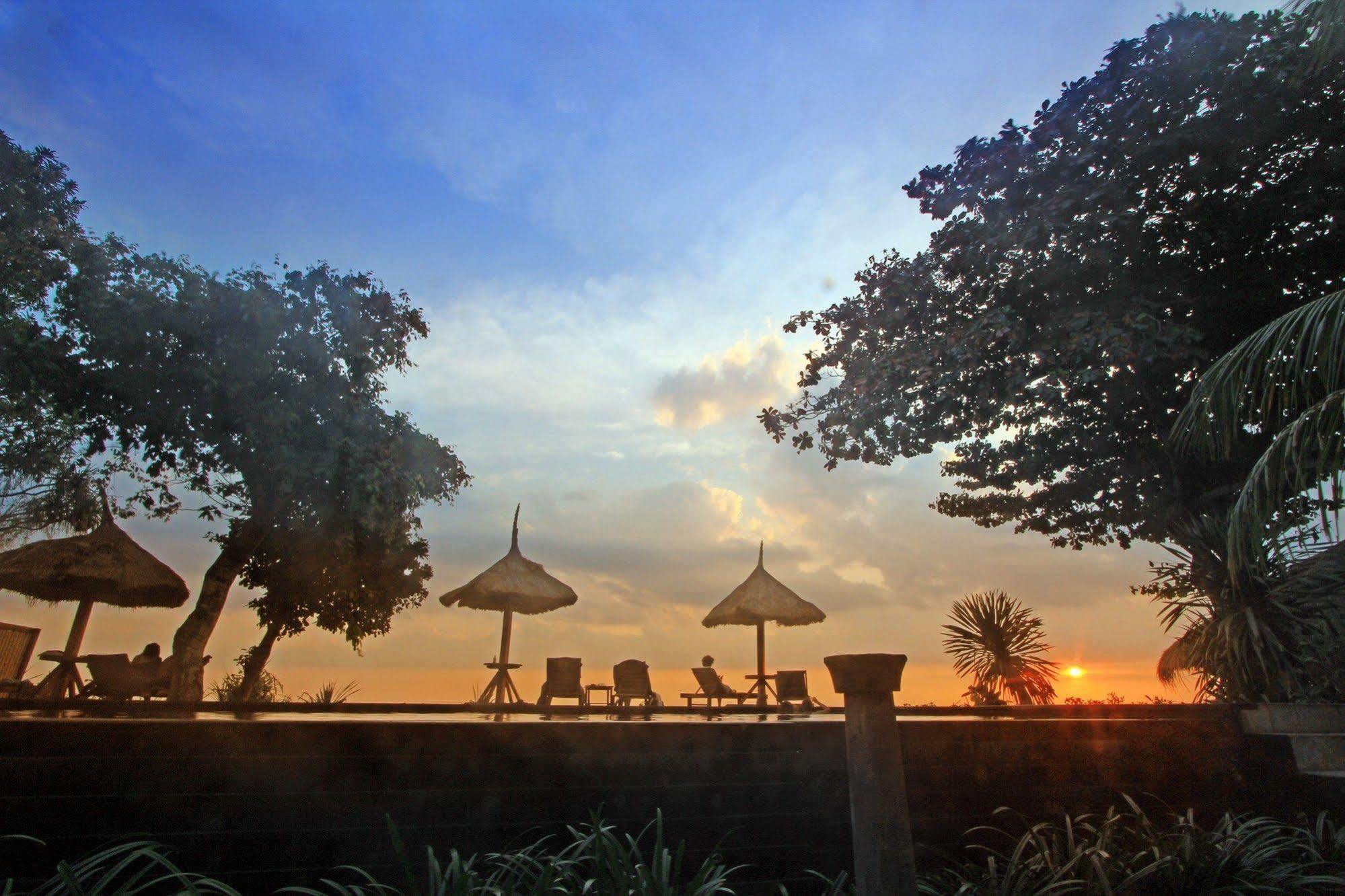 Готель Sunsethouse Lombok Mangsit Екстер'єр фото