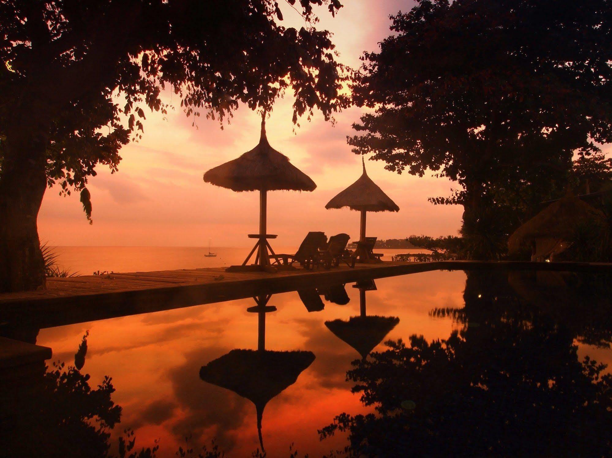 Готель Sunsethouse Lombok Mangsit Екстер'єр фото